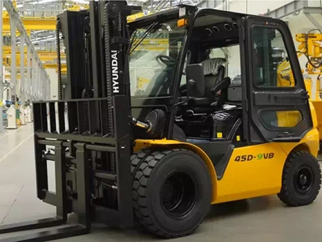 Дизельный вилочный погрузчик 4,5&nbsp;тонны Hyundai&nbsp;45D-9VB (фото)