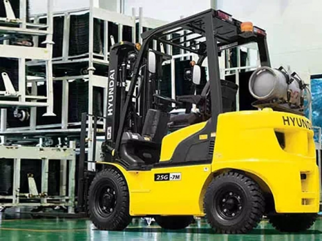Газ-бензиновый вилочный погрузчик 2,5&nbsp;тонны Hyundai&nbsp;25G-7M (фото)