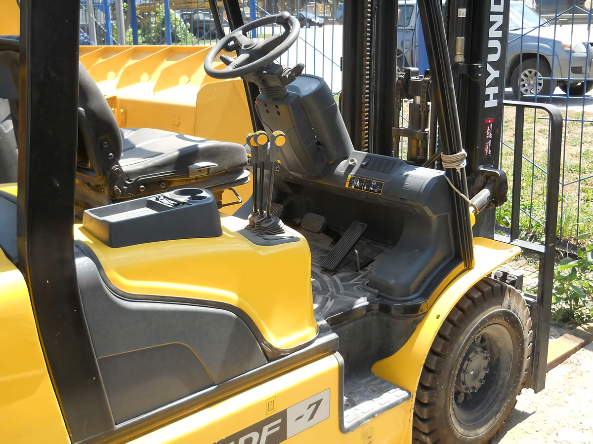 Фото №3: Дизельный вилочный погрузчик Hyundai 20DF-7 г/п 2 тонны