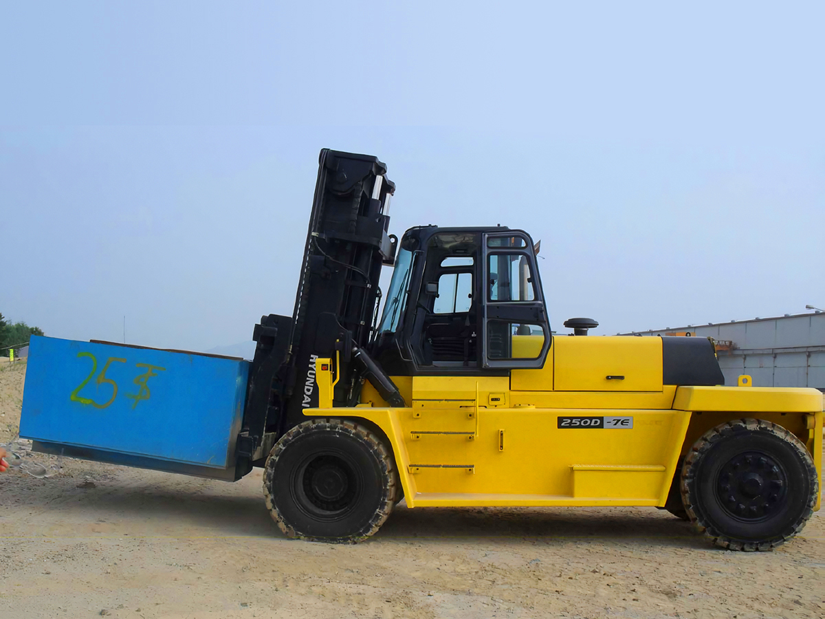 Фото №5: Дизельный вилочный погрузчик Hyundai 250D-7E г/п 25 тонн
