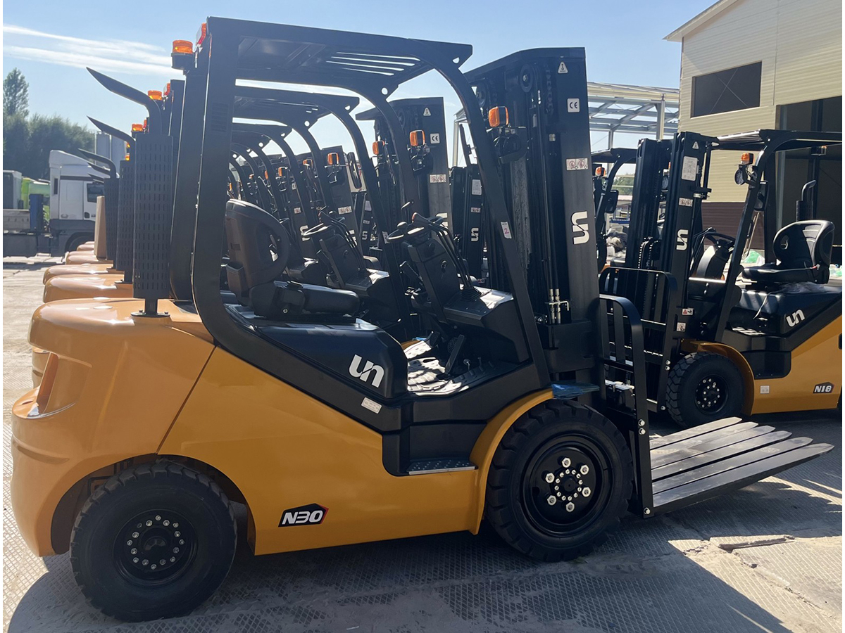 Фото №4: Дизельный вилочный погрузчик UN FD30T-NJM1 г/п 3 тонны