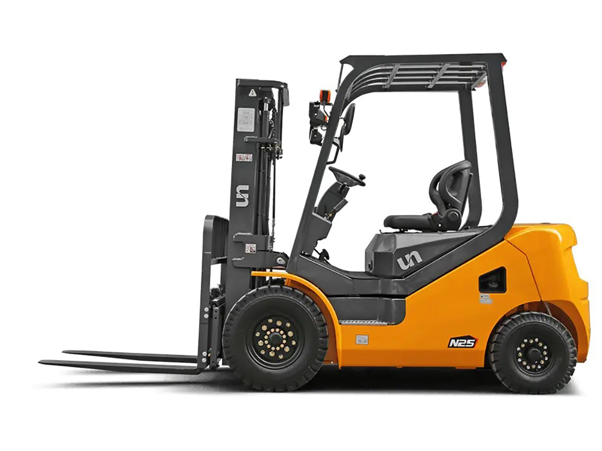 Фото №2: Дизельный вилочный погрузчик UN FD25T-NGA3 г/п 2,5 тонны