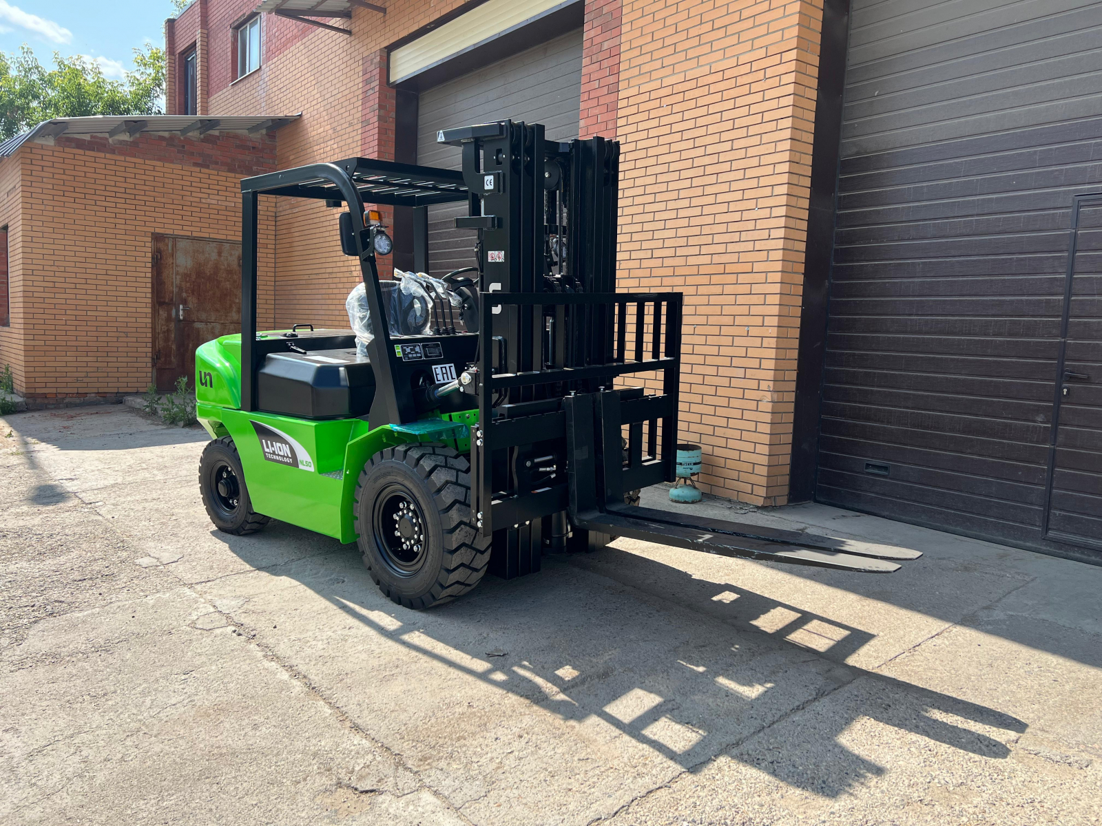 Фото №2: Электрический вилочный погрузчик UN FB50-XYNLZ7 г/п 5 тонн